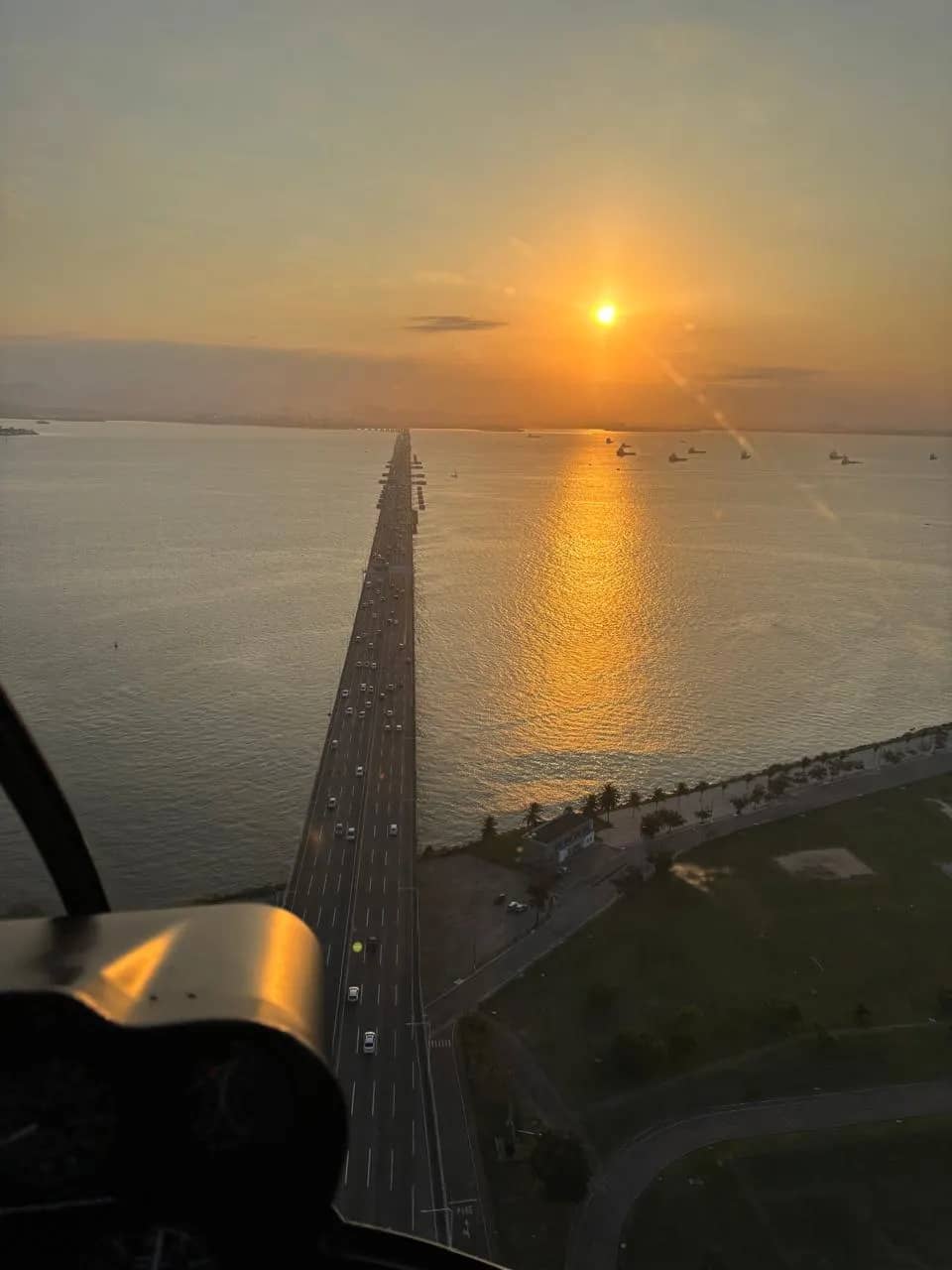 Ponte Rio, Niterói ao pôr do sol vista da cabine