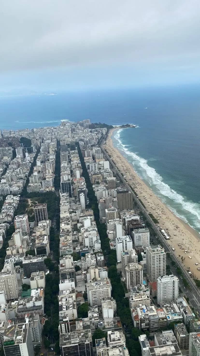 Orla de Ipanema e Leblon em dia nublado