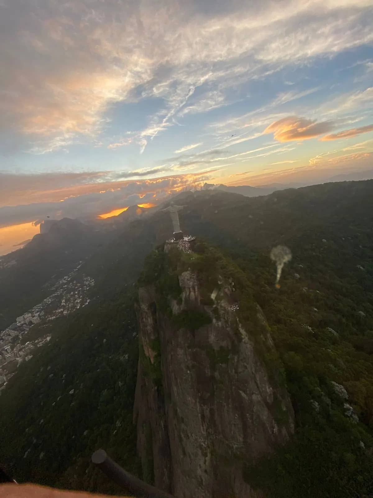 Cristo Redentor ao pôr do sol visto do helicóptero