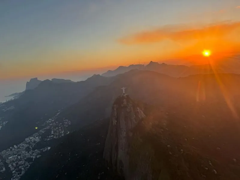 Pôr do sol sobre o Cristo Redentor visto de um voo da Seven Flight