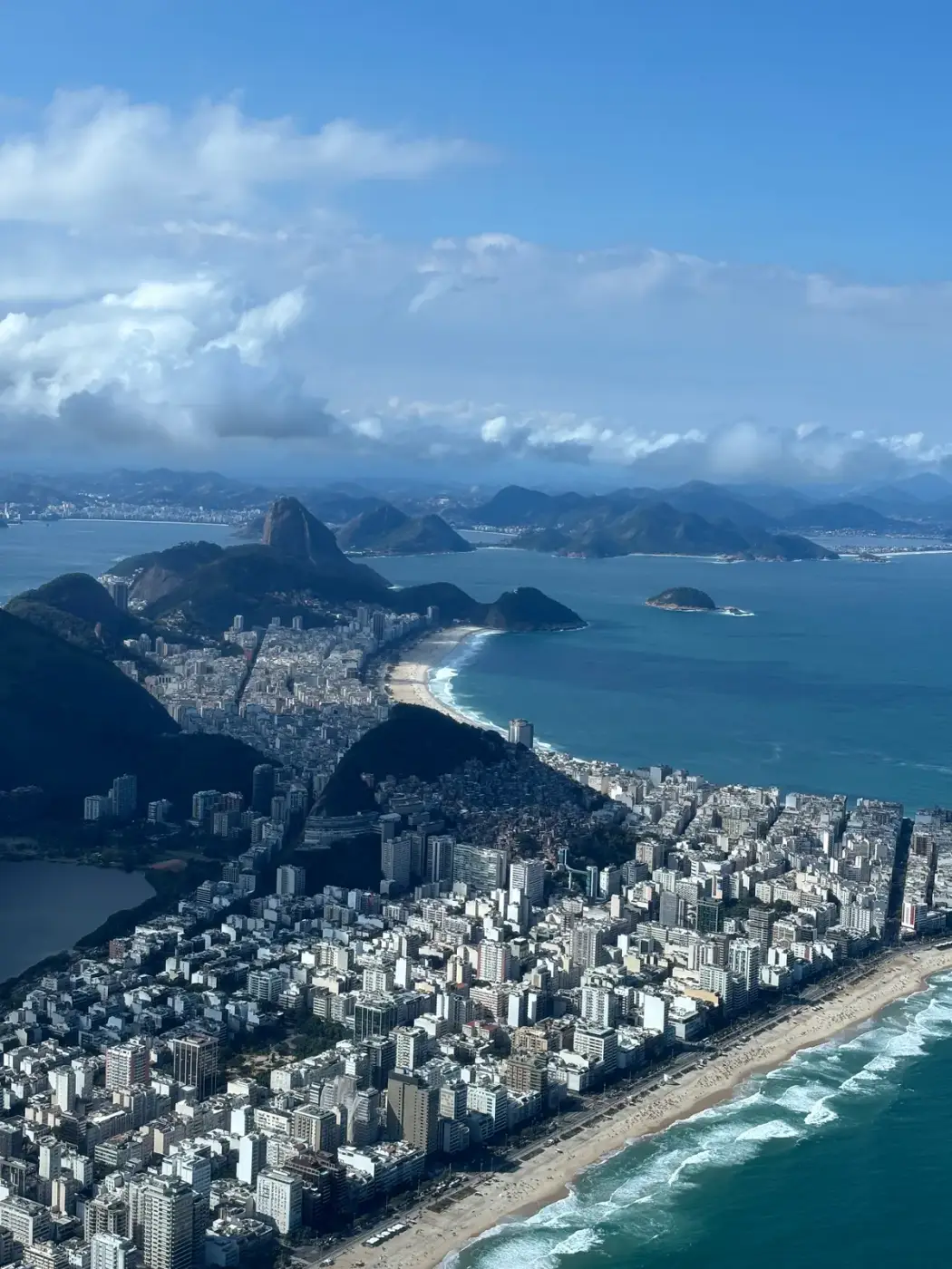 Ipanema e o Morro Dois Irmãos vistos do alto